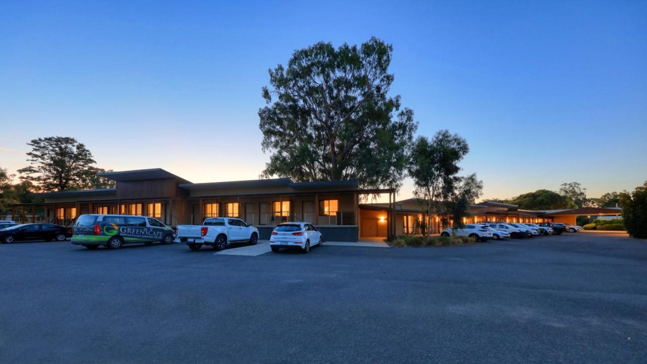 New Crossing Place Motel Сиймор Екстериор снимка