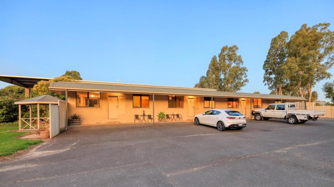 New Crossing Place Motel Сиймор Екстериор снимка
