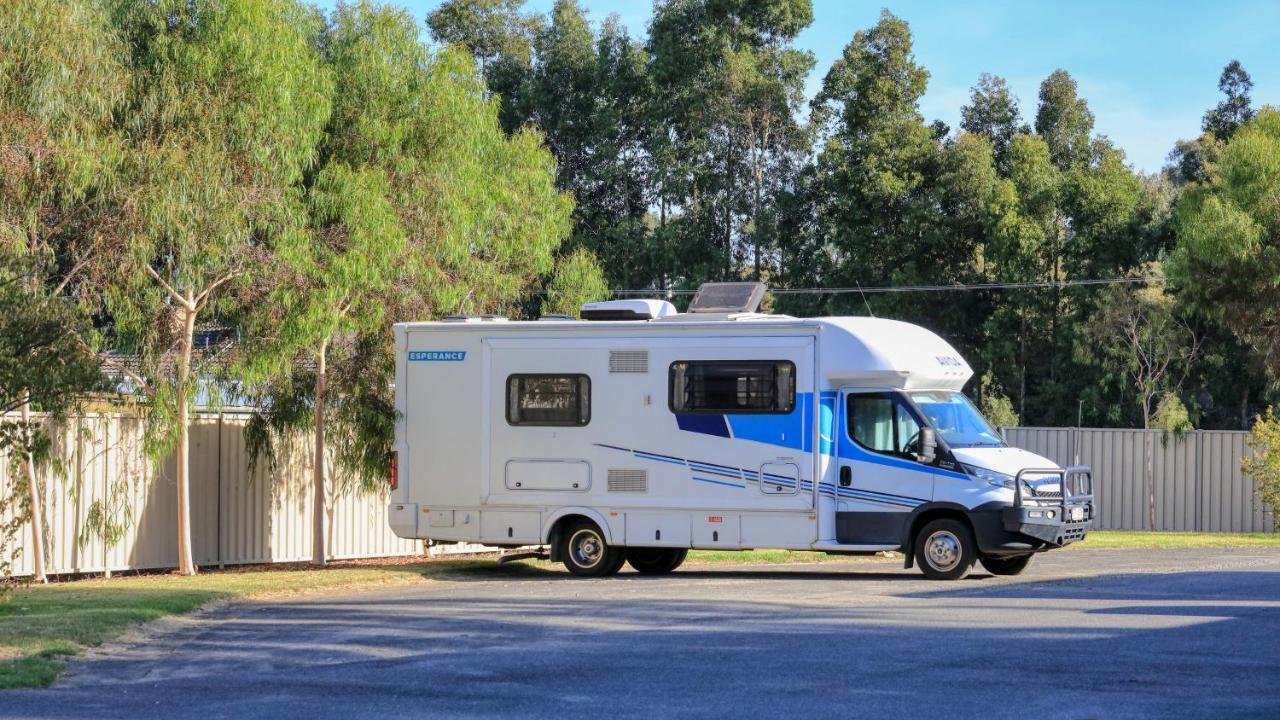 New Crossing Place Motel Сиймор Екстериор снимка
